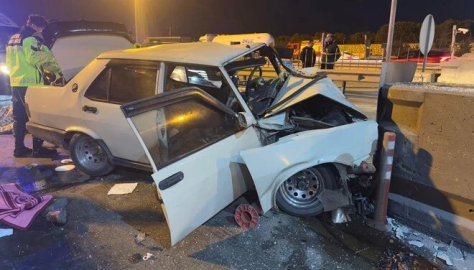 Otoyolda beton bariyerlere çarptı: İki kişi öldü, beş yaralı