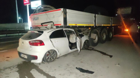 Bursa’da otomobil tırın altına girdi: 2 yaralı