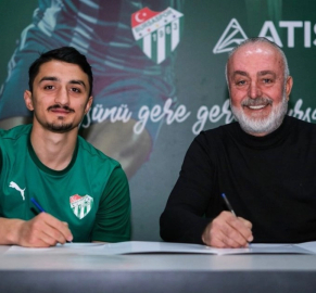 Bursaspor'un yeni transferi imzayı attı