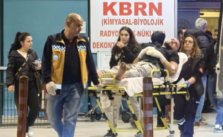 Kediden korkarak camın üzerine düşen genç yaralandı