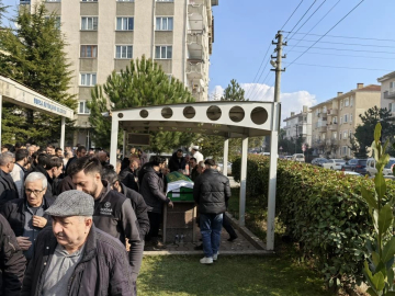 Yarım saat arayla kalp krizi geçirerek hayatını kaybeden çift, toprağa verildi