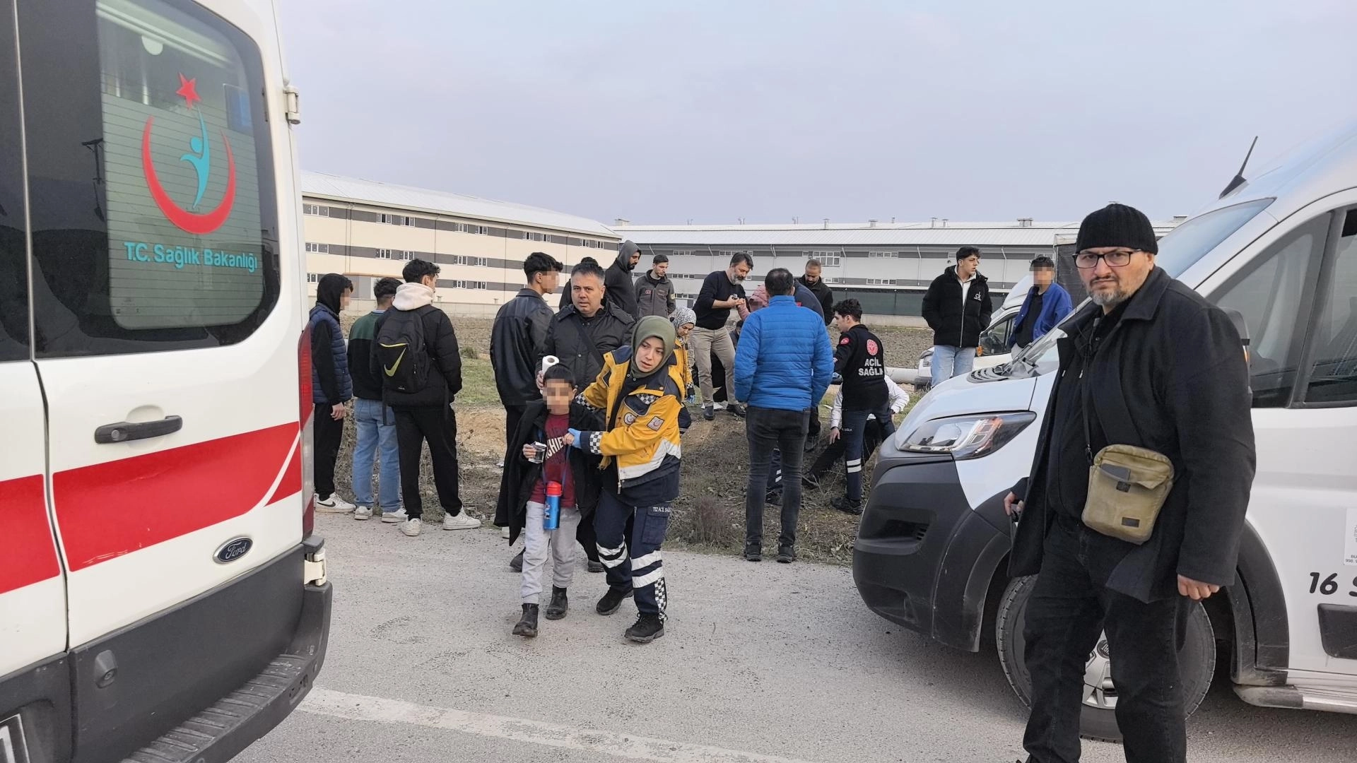 Bursa\&#039;da öğrenci servisi otomobille çarpıştı: 6\&#039;sı öğrenci 10 yaralı