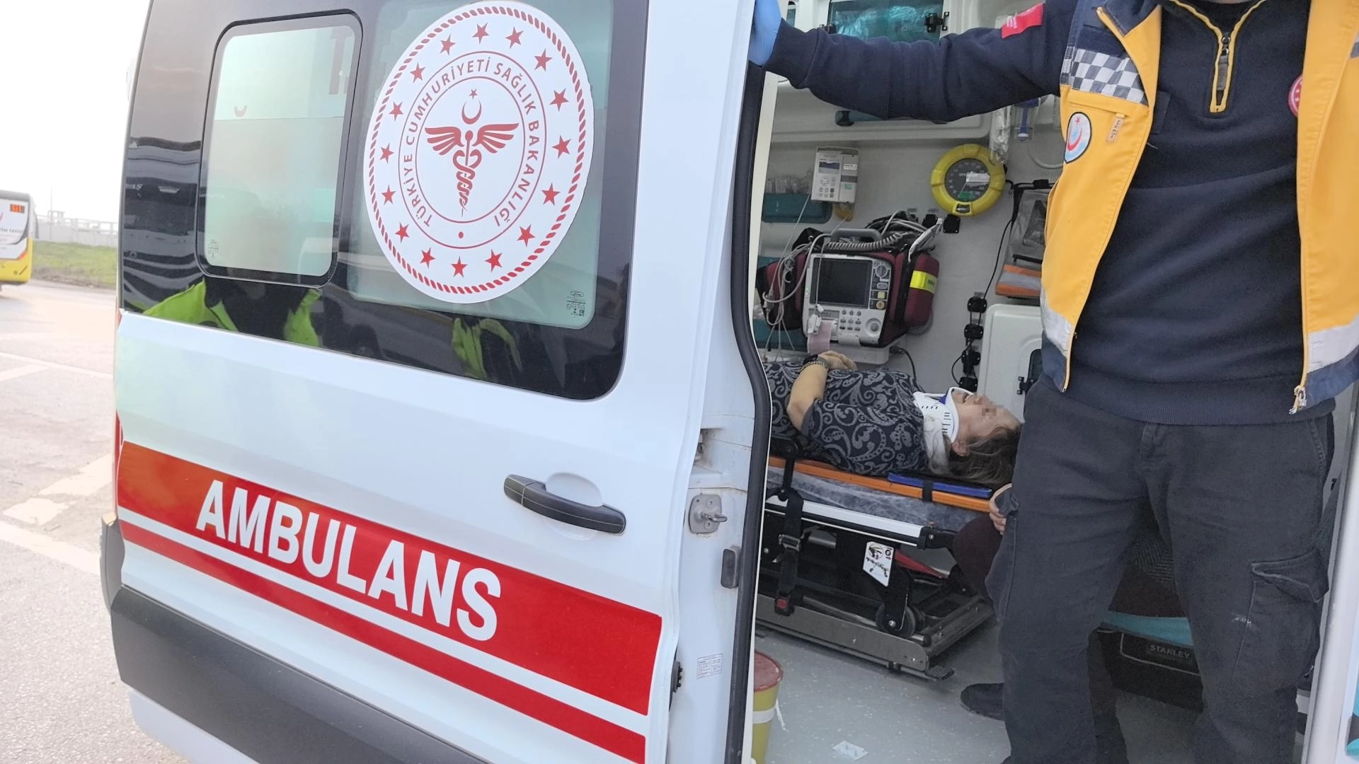 Bursa\&#039;da öğrenci servisi otomobille çarpıştı: 6\&#039;sı öğrenci 10 yaralı