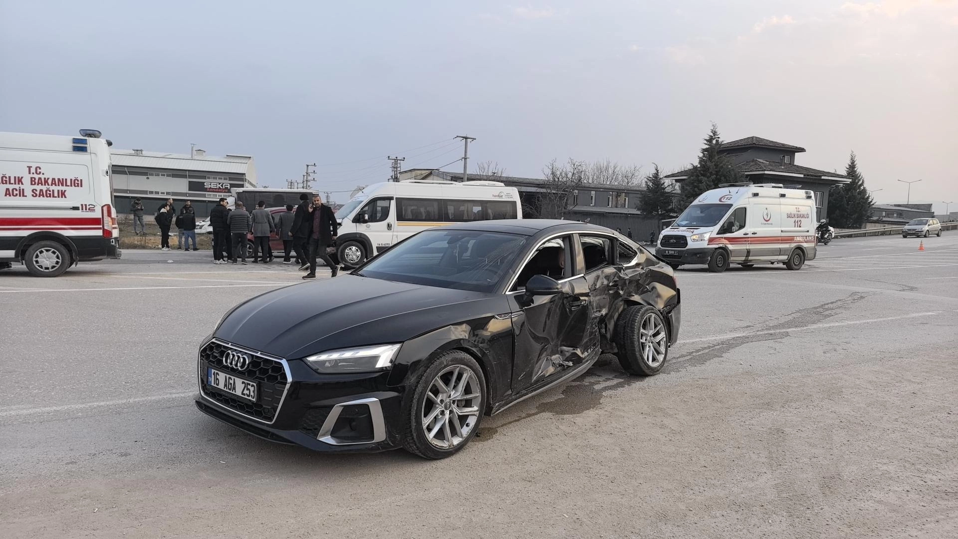 Bursa\&#039;da öğrenci servisi otomobille çarpıştı: 6\&#039;sı öğrenci 10 yaralı