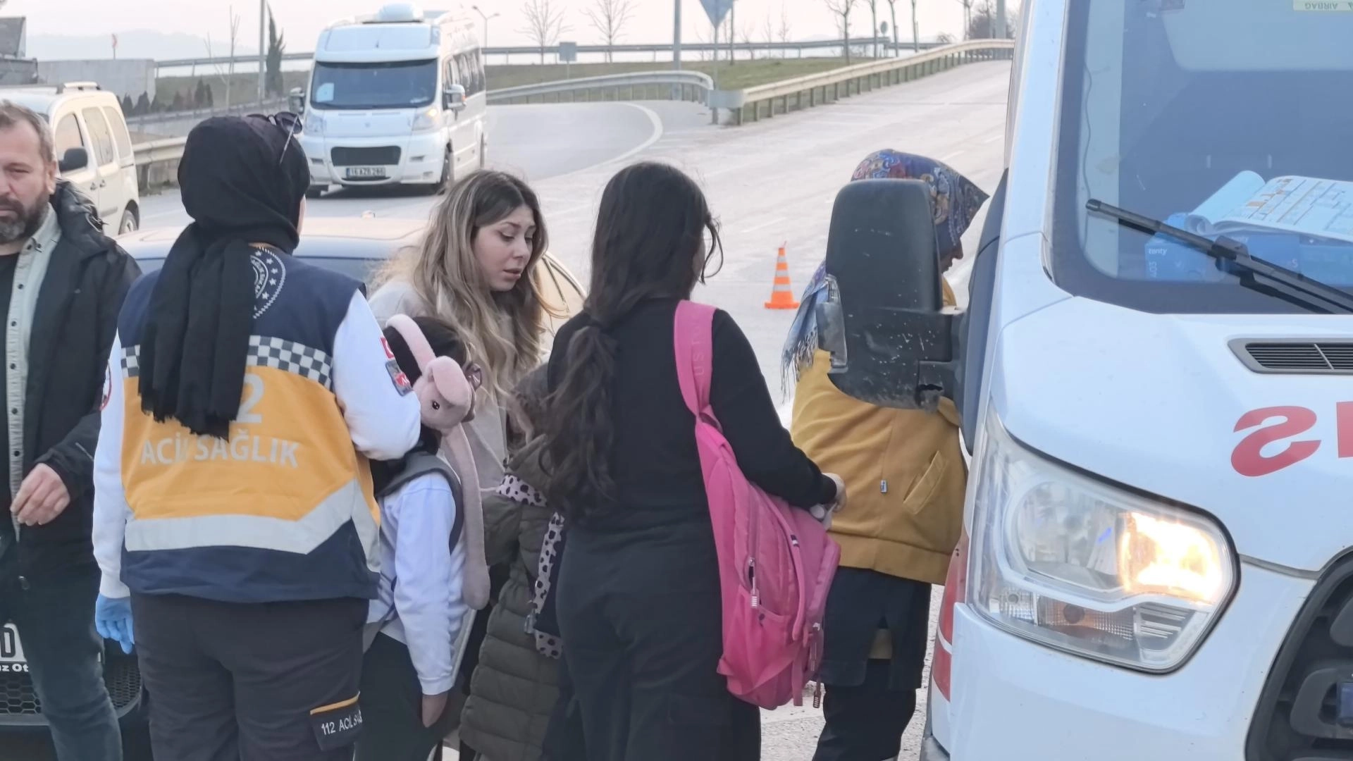 Bursa\&#039;da öğrenci servisi otomobille çarpıştı: 6\&#039;sı öğrenci 10 yaralı