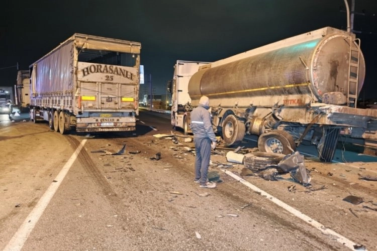 Bursa'da iki tırın çarpıştığı kazada 1 kişi yaralandı