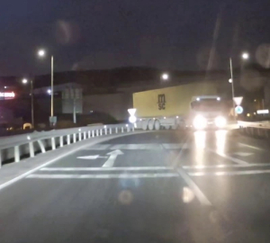 Bursa'da ters yöne giren tır faciaya davetiye çıkardı