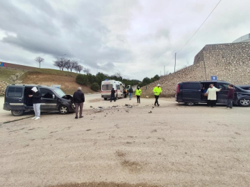 Minibüs ile hafif ticari araç çarpıştı: 6 yaralı