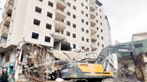 Mudanya'da 100 dükkanın yer aldığı iş merkezinin yıkımına başlandı