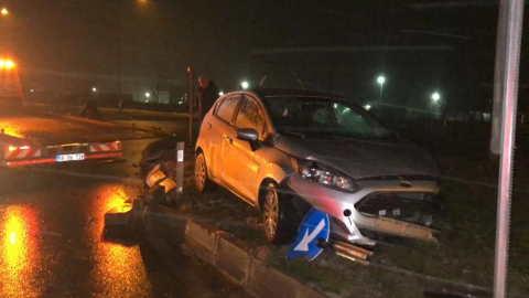 Alkollü sürücünün kullandığı araç tabelaları devirip refüje çıktı