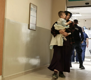 Bebeğin üzerine kaynar çay döküldü