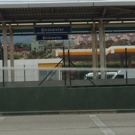 Bursa'da feci kaza! Metro duvarına çarptı...