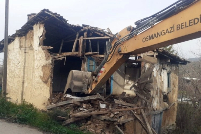 Bursa'da metruk binalar yıkılmaya devam ediyor