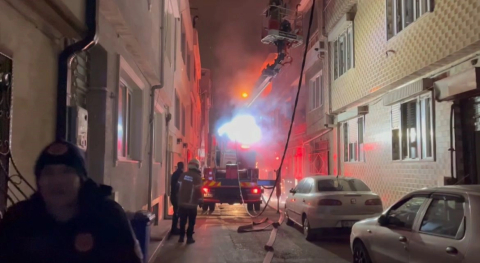 Bursa'da korkutan yangın: Üzerlerine elektrik teli düştü