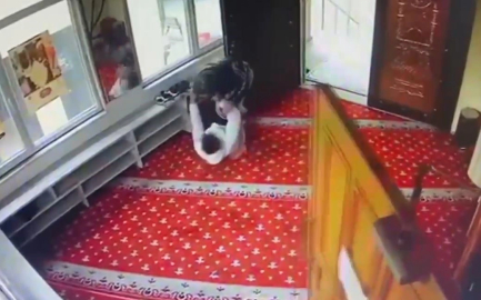 Cami içerisinde makasla yaraladı