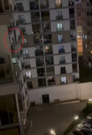 Evinde sinir krizi geçirdi, pencereden aşağı eşyalarını fırlattı