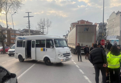 Minibüs ile çarpışan motosikletteki çift yaralandı