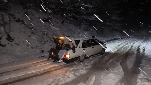 Bursa'da vatandaşların karla mücadelesi