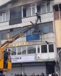 Bursa'da yangın paniği... Camdan sarktı