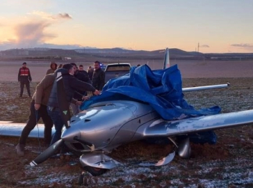 Arızalanan eğitim uçağı tarlaya zorunlu iniş yaptı