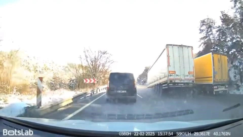 Bursa'da ilginç olay! Tırın dorsesi koparak yol ortasında kaldı