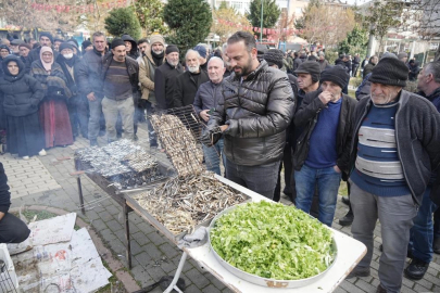 Bursa'da binlerce kişi, 1 ton hamsi için bekledi