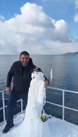 Bursa'da kardan balıkçı balık tuttu