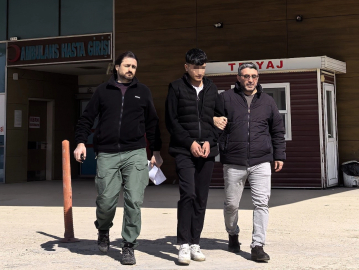 Dur ihtarına uymadı jandarma personeline çarptı