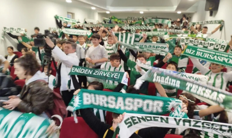 Bursasporlu öğrenciler, okulu tribüne çevirdi