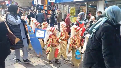Bursa'da minik yeniçerilerden ramazan yürüyüşü