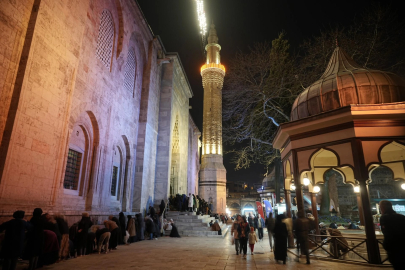 Bursalılar ilk teravih için Ulu Cami'ye koştu