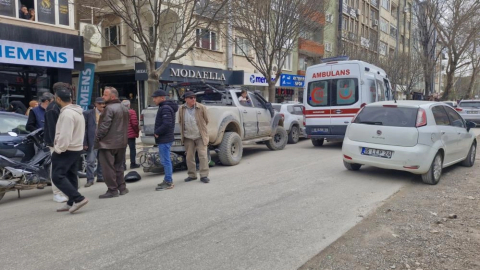 Devrilen motosiklet aracın altına girdi: 1 yaralı