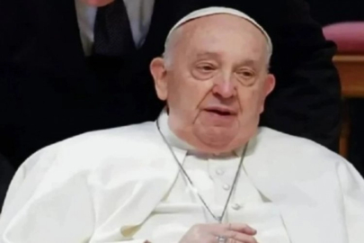 Papa Francis iki göz ölümden döndü