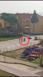 Polis kovalamacası belediye çukuru sayesinde son buldu