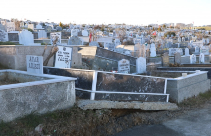 Heyelan, mezarlarda hasar bıraktı!