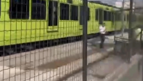 Bursa'da otomobil raylara girdi, metro seferleri durdu