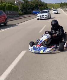 Go kart sürücüsü pisti şaşırdı, trafiğe çıkıp drift attı