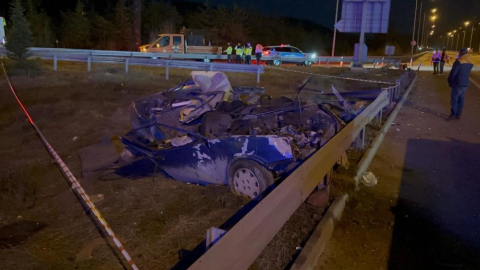 TEM'de Tofaş kağıt gibi ezildi! 3 kişi hayatını kaybetti