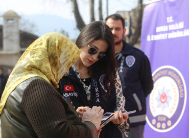 Bursa'da kadın polisler kolları sıvadı
