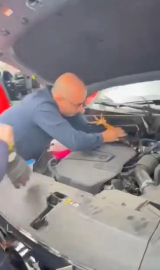 Bursa'da garip olay! Araç motoruna horoz girdi