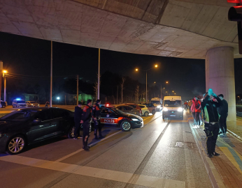 Yolun karşısına geçerken felaketi yaşadılar