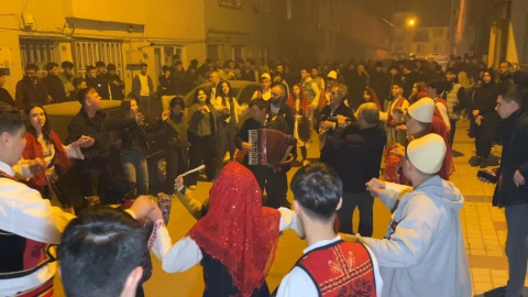 Bursa'da ilçe halkını Rumeli ezgileriyle sahura uyandırdılar