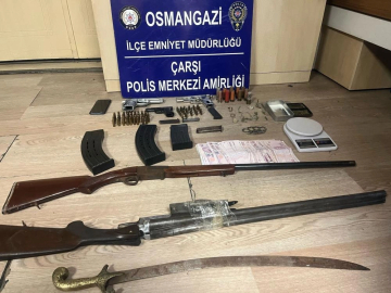 Silah, tarihi eser, uyuşturucu madde: Polis bastı, evden çıkanlar cephaneliği aratmadı