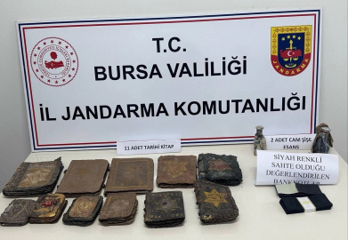 Bursa'da altın yazmalı kitaplar ele geçirildi
