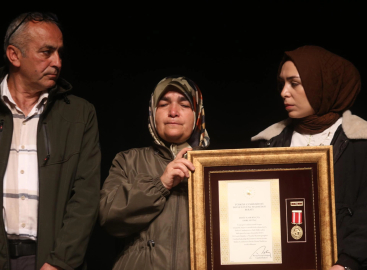 Bursa'da gazi ve şehit yakınlarına madalyalar verildi