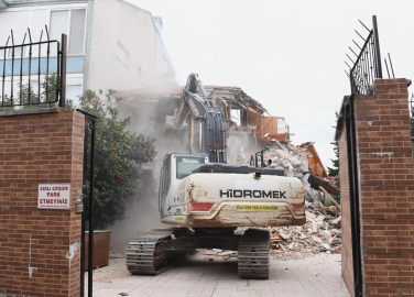 Bursa'da tarihi surları tehdit eden bina yıkıldı
