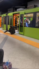 Bursa metrosunda tekmeler havada uçtu