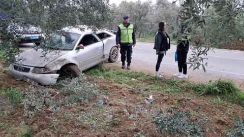 Bursa'da kontrolden çıkan otomobil, zeytinliğe uçtu