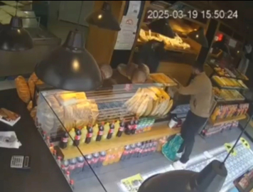 Gözünü bağış kumbarasına dikti!