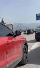 Trafikte deliye döndü! Yol vermeyen sürücünün aracına tekme attı